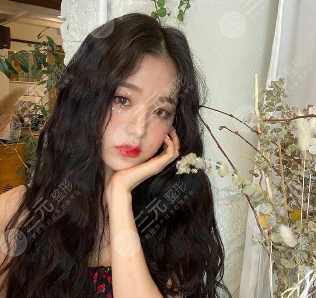 IZONE解散后張?jiān)㈩佒迪陆?？網(wǎng)友評：油膩了！17歲女愛豆顏值盤點(diǎn)！