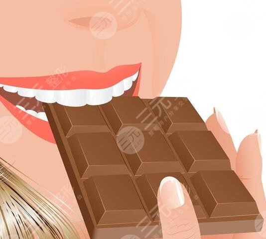 　　吃巧克力減肥法有果嗎?近老是聽到很多人說吃巧克力可以減肥，減肥一直都是大家一輩子都在奮斗的事情，很多人都在減肥和放棄中不斷的掙扎，只要找到一個可以進行減肥好方法，都會出嘗試一下。近就有很多小伙伴在咨詢吃巧克力的減肥方法，這個有沒有科學依據先不說的，如果按照正常飲食后，再吃巧克力估計沒有審美減肥果，巧克力也分很眾多，有不含糖不含牛奶的黑巧克力，還有含牛奶含糖的白巧克力，長期吃黑巧克力減肥，可能還是有一點果的吧。  　　一、吃巧克力減肥法有果嗎?  　　很多人說能夠堅持鍛煉減肥就堅持鍛煉減肥，這樣的減肥方式比較健康，也是比較不錯的一個方式，但因為快節(jié)奏的生活和工作，很多年輕人都沒有自己的私人生活，不是在加班就是在加班的路上，哪里有這么多時間進行減肥鍛煉了，于是大家就在其他的減肥方式中尋找出爐，什么21天蘋果法、什么過午不食法，以及現(xiàn)在的吃巧克力減肥法，都在當下年輕人的選擇中，總結了一下這些減肥方法的秘訣。  　　基本就是節(jié)食，吃蘋果，光吃蘋果不吃主食，沒有熱量的攝入，堅持21天，是會瘦下來的，但減下來的基本都是肌肉，脂肪反而沒有減少，不管是蘋果減肥，過午不食，還是吃巧克力減肥法都是一樣的原理，這算的上是一種不健康的減肥方式，會降低一個人的免疫力，也會造成一些不太好的后果，減肥的方式一定要健康，盡量管住嘴，邁開腿。  　　二、醫(yī)美整形上的塑性方式  　　除了鍛煉減肥以外，在醫(yī)美整形項目上也有能夠塑性的項目，那就是吸脂私信，對醫(yī)美整形項目比較了解的小伙伴們，或多或少也了解過吸脂塑性這個整形項目，他的原理是，在醫(yī)美整形上，利用先進的吸脂設備，先對想要吸脂的部位進行消毒，注射*藥，然后注射膨脹液，將脂肪和皮下組織分開，然后在吸脂部位做一個小的切口，然后將大小合適的吸脂針伸入吸脂部位，連接上負壓抽吸機，就可以進行吸脂手術了，手術結束后，要多多走路鍛煉，將腫脹液和其他液體排除體外，然后堅持穿塑形衣，手術就完成了。  　　吸脂手術不僅是適用于局部塑性，還可以多個部位一直做吸脂手術，也可以進行全身的吸脂手術。吸脂手術的適用人群主要是，小部位的脂肪堆積，臀部、腰腹部、手臂、大腿等位置，體重過重的人不適合，因為吸脂手術只能塑性，并不能代替鍛煉減肥，對吸脂手術抱有很大希望的小伙伴們，也不太合適做吸脂手術。  　　三 、吸脂手術的價格怎么樣?  　　1、吸脂的部位不同價格也就不同  　　吸脂手術的費用一直都在變動，也會受到外界很多因素的影響，比如說每個人的脂肪堆積量不一樣，想要達到一個不錯的吸脂果，吸脂的的部位和量都會不同，價格也就會不同，比如說大腿、臀部、腰腹吸脂的價格就會比手臂和面部吸脂的價格要貴一點，總是就是做的部位越多，價格也就會越高，吸脂手術都是按照部位收費的。  　　2、選擇的整形醫(yī)生不同價格也就不同  　　整形醫(yī)生的是吸脂手術的主要實施者，吸脂手術是一項比較考驗醫(yī)生的技術和經驗的，資質齊全，資歷深，經驗豐富的整形醫(yī)生做吸脂手術的價格就會比一個普通整形醫(yī)生的高，一般來說，主任醫(yī)師的做的價格就比主治醫(yī)師的高很多，雖然是同一個部位。  　　3、選擇的整形醫(yī)院不同價格也就不同  　　吸脂手術并不是一個小手術，這個手術的精細度和細節(jié)要求都比較高，對整形醫(yī)院的設備和環(huán)境也有一定的要求，并且并不是每一個整形機構都有資質做吸脂手術的，做這個項目，大家盡量找到一個專業(yè)正規(guī)的的整形醫(yī)院，里面不僅有先進的整形設別，還有標準化的無菌手術室和專業(yè)正規(guī)的mz團隊。