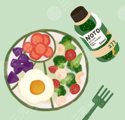 　　想減肥晚餐吃什么比較合理?現(xiàn)在有許多的小伙伴被肥胖困擾著，但是因?yàn)楣ぷ?，家庭或者學(xué)習(xí)的原因，并沒(méi)有充足的時(shí)間去運(yùn)動(dòng)減肥，為了維持自身的營(yíng)養(yǎng)健康，也不能盲目的去節(jié)食減肥，所以我們可以通過(guò)改變自己的三餐，來(lái)達(dá)到一個(gè)維持營(yíng)養(yǎng)的同時(shí)，能夠減重的果。就有很多的小伙伴想了解晚餐吃什么可以減肥。對(duì)此小編不僅查閱了資料，也進(jìn)行了親身實(shí)踐，整理了一些方法和食譜來(lái)對(duì)“想減肥晚餐吃什么”這個(gè)問(wèn)題進(jìn)行答疑解惑，小伙伴們可以參考一下。  　　一、想減肥晚餐吃什么比較合理?  　　小伙伴們想要減肥的話，在吃晚餐的時(shí)候需要注意哪些問(wèn)題呢?首先咱們晚餐的時(shí)間好安排在晚上的六點(diǎn)左右，遲也不要超過(guò)晚上八點(diǎn)。有很多減重醫(yī)生和我們科普過(guò)，晚上八點(diǎn)過(guò)后好不要再進(jìn)食了，如果感覺(jué)到饑餓的話可以喝的水，如果咱們晚餐吃的太晚的話，接著就要上床睡覺(jué)，這樣不僅會(huì)極大地增加患尿道結(jié)石的風(fēng)險(xiǎn)，也會(huì)使人更加容易發(fā)胖。  　　其次是晚餐，不適合過(guò)于豐盛的肉類(lèi)因?yàn)橥聿统源罅康娜忸?lèi)的話，它會(huì)使咱們身體內(nèi)的膽固醇含量極具增高，長(zhǎng)時(shí)間這樣吃的話就容易誘發(fā)冠心病。然后晚餐不適合吃甜食，晚餐過(guò)后呢，咱們的運(yùn)動(dòng)量會(huì)減少，甜食會(huì)加劇脂肪在身體里面的堆積，所以為了達(dá)到減肥的果，咱們?cè)诔酝聿偷臅r(shí)候應(yīng)該避免吃甜食。  　　咱們?cè)诔酝聿偷臅r(shí)候，應(yīng)該避免吃太飽，想必大家都經(jīng)歷過(guò)晚餐吃的太飽的話呢，不僅更容易長(zhǎng)胖，還會(huì)導(dǎo)致晚上容易睡不著覺(jué)。在晚餐的時(shí)候吃了大量的東西的時(shí)候會(huì)造成腸胃的負(fù)擔(dān)更重，腸胃就會(huì)傳遞很多信息給咱們的大腦，久而久之就會(huì)引起神經(jīng)衰弱等癥狀。所以咱們?cè)诔酝聿偷臅r(shí)候呢，好吃七分飽，如果想要通過(guò)晚餐減肥的話，吃半飽維持身體的營(yíng)養(yǎng)就可以了。  　　二、晚餐減肥應(yīng)該吃什么?  　　咱們?cè)谕ㄟ^(guò)晚餐減肥的方法進(jìn)行減重的過(guò)程中，有一些食材可以達(dá)到這個(gè)減重的果，大家可以適當(dāng)吃。首先咱們可以吃豆類(lèi)食品，有研究表明，豆類(lèi)有助于消除人體腹部的脂肪，因?yàn)槎诡?lèi)中含有豐富的膳食纖維，膳食纖維不僅可以去除身體的脂肪，也可以清除內(nèi)臟脂肪。其次，可以吃綠色葉子菜，晚餐選擇吃涼拌的綠色葉子菜，不僅可以保護(hù)幫助咱們少吃更多高熱量食物，也維持了咱們的健活。  　　然后呢，咱們可以在晚餐期間選擇吃粗糧，比如玉米，蕎麥，高粱等粗糧食物，它們也含有豐富的膳食纖維，促進(jìn)了腸胃的蠕動(dòng)，也能夠有的幫助咱們減肥。后呢，是晚餐期間可以適當(dāng)?shù)某约t辣椒，因?yàn)樾迈r的紅辣椒當(dāng)中含有辣椒素，它能夠加速人體的新陳代謝，從而減少脂肪在人體中堆積，也是一個(gè)減脂的小技巧。  　　三、醫(yī)療美容技術(shù)減肥  　　對(duì)于患有頑固性肥胖或者病理性肥胖的小伙伴，通過(guò)晚餐減肥的方法可能并不會(huì)起到的果，所以咱們可以選擇醫(yī)療美容的技術(shù)來(lái)達(dá)到減肥的目的。咱們常見(jiàn)的減肥手術(shù)呢，有抽脂手術(shù)和縮胃手術(shù)。抽脂手術(shù)呢是在身體部位脂肪比較厚的地方切一個(gè)小切口，然后從小切口的部位，將皮下脂肪取出來(lái)，達(dá)到減肥的目的，但是吸脂手術(shù)對(duì)醫(yī)生的技術(shù)要求是高的，所以小伙伴們需要到正規(guī)的醫(yī)院去咨詢?？s胃手術(shù)呢是通過(guò)切割的方式將胃部切割掉一部分縮小胃的容量，讓咱們的進(jìn)食變得更少，從而達(dá)到減肥的目的。