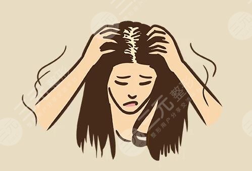 　　頭發(fā)稀少適合的發(fā)型有哪些?發(fā)量對(duì)于發(fā)型來(lái)說(shuō)也是比較重要的，如果頭發(fā)比較稀少，很多發(fā)型是做不出的效果，選擇發(fā)型方面也是受到局限性限制，從發(fā)型設(shè)計(jì)角度來(lái)說(shuō)頭發(fā)稀少，可以通過(guò)發(fā)型的層次結(jié)構(gòu)卷曲程度來(lái)調(diào)整使頭發(fā)的發(fā)量，在視覺(jué)上增多，如果發(fā)量特別少，容易貼頭皮，愛(ài)出油，給人的感覺(jué)也比較邋遢，扎起頭發(fā)來(lái)顯得特別的少，也不好看，特別羨慕那些發(fā)量比較多的人，其實(shí)可以通過(guò)一些發(fā)型來(lái)修飾。  　　頭發(fā)稀少適合的發(fā)型有哪些?  　　頭發(fā)稀少的人比較適合短發(fā)或者燙發(fā)，因?yàn)轭^發(fā)越長(zhǎng)自身重力越大容易貼上皮，發(fā)量顯得會(huì)比較少，而頭發(fā)短自身重力，發(fā)根的支撐力會(huì)比較好，發(fā)型的蓬松度比較飽滿，燙發(fā)可以增加蓬松感，可以獲得時(shí)髦洋氣的感覺(jué)，增加發(fā)量的視覺(jué)感。  　　許多人都覺(jué)得燙發(fā)之后容易顯老，其實(shí)那是發(fā)型沒(méi)有選對(duì)，如果選擇羊毛卷發(fā)型比較適合頭發(fā)稀疏的人，燙發(fā)顯老大多是燙出厚重堆積的效果，所導(dǎo)致的發(fā)量稀少，只要選好卷型大小，不僅增加飯量，還可以增加空間感上發(fā)型具有動(dòng)感。  　　發(fā)量少發(fā)型的塑造能力就弱，發(fā)型容易貼頭皮，會(huì)讓頭發(fā)顯得稀疏，選擇燙發(fā)也是比較明智的選擇，例如紋理燙方式，可以把頭發(fā)燙出自然的彎曲效果，讓發(fā)型變得蓬松感，提升再染一款適合膚色的發(fā)色不僅時(shí)尚感又有靈動(dòng)感，也可以幫助大家解決發(fā)量少的煩惱，對(duì)于年輕人來(lái)說(shuō)，燙發(fā)不一定非要燙出滿頭的小卷，才屬于燙發(fā)，其實(shí)剪短發(fā)的女生燙的太卷特別的顯老，大家可以參考一下紋理燙，只需要燙出弧度，洗頭發(fā)之后，吹干時(shí)用發(fā)蠟抓出蓬松感激，可既顯得發(fā)亮增多有自然隨意，如果發(fā)量比較稀少的話可以嘗試一下。  　　不喜歡燙發(fā)的人可以選擇短發(fā)，清爽干練，在視覺(jué)上增加發(fā)量，比較流行的眉上，短劉海，頭發(fā)剪短之后自然又蓬松，如果頭發(fā)細(xì)軟，可以使用發(fā)蠟把頭發(fā)抓的蓬松一點(diǎn)，也可以起到很好的顯發(fā)的目的，主要是這種發(fā)型比較顯氣質(zhì)。  　　對(duì)于中青年女生燙發(fā)的卷型也可以稍微明顯一些，比如自然短款卷發(fā)搭配時(shí)尚的發(fā)色，既洋氣又濕毛，也可以增加發(fā)量，不會(huì)顯得發(fā)量比較少，短發(fā)燙卷比較適合頭發(fā)稀少的人，對(duì)于不喜歡太卷的女生來(lái)說(shuō)，也可以調(diào)整層次的結(jié)構(gòu)方式，燙一些中大卷波浪卷發(fā)效果也是不錯(cuò)的或者針對(duì)發(fā)根進(jìn)行摩根燙，讓頭發(fā)看起來(lái)比較蓬松，發(fā)量就會(huì)顯得比較多，打造成熟女性韻味，展現(xiàn)的也是淋漓盡致。  　　對(duì)于老年人來(lái)說(shuō)頭發(fā)發(fā)量少肯定會(huì)選擇燙發(fā)，老年人比較忌諱的是貼頭皮的發(fā)型，所以選擇發(fā)型時(shí)要以蓬松為主，燙發(fā)不僅可以增加發(fā)量，還可以提升老年人的精氣，神打理好會(huì)顯得年輕化卷型大小可以根據(jù)自己的喜好來(lái)決定，小卷顯發(fā)，量大卷隨意自然，只要可以達(dá)到增發(fā)的作用，又好看即可，大卷發(fā)型時(shí)尚感強(qiáng)又自然保持時(shí)間比較短，老人可以選擇燙一些小卷，營(yíng)造飽滿蓬松感，主要是維持的時(shí)間還會(huì)比較長(zhǎng)，比較常見(jiàn)的老年款發(fā)型，洋氣的小卷，既減齡又顯氣質(zhì)。