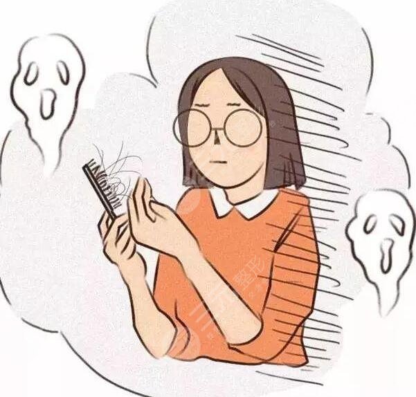　　頭發(fā)稀少適合的發(fā)型有哪些?發(fā)量對(duì)于發(fā)型來(lái)說(shuō)也是比較重要的，如果頭發(fā)比較稀少，很多發(fā)型是做不出的效果，選擇發(fā)型方面也是受到局限性限制，從發(fā)型設(shè)計(jì)角度來(lái)說(shuō)頭發(fā)稀少，可以通過(guò)發(fā)型的層次結(jié)構(gòu)卷曲程度來(lái)調(diào)整使頭發(fā)的發(fā)量，在視覺(jué)上增多，如果發(fā)量特別少，容易貼頭皮，愛(ài)出油，給人的感覺(jué)也比較邋遢，扎起頭發(fā)來(lái)顯得特別的少，也不好看，特別羨慕那些發(fā)量比較多的人，其實(shí)可以通過(guò)一些發(fā)型來(lái)修飾。  　　頭發(fā)稀少適合的發(fā)型有哪些?  　　頭發(fā)稀少的人比較適合短發(fā)或者燙發(fā)，因?yàn)轭^發(fā)越長(zhǎng)自身重力越大容易貼上皮，發(fā)量顯得會(huì)比較少，而頭發(fā)短自身重力，發(fā)根的支撐力會(huì)比較好，發(fā)型的蓬松度比較飽滿，燙發(fā)可以增加蓬松感，可以獲得時(shí)髦洋氣的感覺(jué)，增加發(fā)量的視覺(jué)感。  　　許多人都覺(jué)得燙發(fā)之后容易顯老，其實(shí)那是發(fā)型沒(méi)有選對(duì)，如果選擇羊毛卷發(fā)型比較適合頭發(fā)稀疏的人，燙發(fā)顯老大多是燙出厚重堆積的效果，所導(dǎo)致的發(fā)量稀少，只要選好卷型大小，不僅增加飯量，還可以增加空間感上發(fā)型具有動(dòng)感。  　　發(fā)量少發(fā)型的塑造能力就弱，發(fā)型容易貼頭皮，會(huì)讓頭發(fā)顯得稀疏，選擇燙發(fā)也是比較明智的選擇，例如紋理燙方式，可以把頭發(fā)燙出自然的彎曲效果，讓發(fā)型變得蓬松感，提升再染一款適合膚色的發(fā)色不僅時(shí)尚感又有靈動(dòng)感，也可以幫助大家解決發(fā)量少的煩惱，對(duì)于年輕人來(lái)說(shuō)，燙發(fā)不一定非要燙出滿頭的小卷，才屬于燙發(fā)，其實(shí)剪短發(fā)的女生燙的太卷特別的顯老，大家可以參考一下紋理燙，只需要燙出弧度，洗頭發(fā)之后，吹干時(shí)用發(fā)蠟抓出蓬松感激，可既顯得發(fā)亮增多有自然隨意，如果發(fā)量比較稀少的話可以嘗試一下。  　　不喜歡燙發(fā)的人可以選擇短發(fā)，清爽干練，在視覺(jué)上增加發(fā)量，比較流行的眉上，短劉海，頭發(fā)剪短之后自然又蓬松，如果頭發(fā)細(xì)軟，可以使用發(fā)蠟把頭發(fā)抓的蓬松一點(diǎn)，也可以起到很好的顯發(fā)的目的，主要是這種發(fā)型比較顯氣質(zhì)。  　　對(duì)于中青年女生燙發(fā)的卷型也可以稍微明顯一些，比如自然短款卷發(fā)搭配時(shí)尚的發(fā)色，既洋氣又濕毛，也可以增加發(fā)量，不會(huì)顯得發(fā)量比較少，短發(fā)燙卷比較適合頭發(fā)稀少的人，對(duì)于不喜歡太卷的女生來(lái)說(shuō)，也可以調(diào)整層次的結(jié)構(gòu)方式，燙一些中大卷波浪卷發(fā)效果也是不錯(cuò)的或者針對(duì)發(fā)根進(jìn)行摩根燙，讓頭發(fā)看起來(lái)比較蓬松，發(fā)量就會(huì)顯得比較多，打造成熟女性韻味，展現(xiàn)的也是淋漓盡致。  　　對(duì)于老年人來(lái)說(shuō)頭發(fā)發(fā)量少肯定會(huì)選擇燙發(fā)，老年人比較忌諱的是貼頭皮的發(fā)型，所以選擇發(fā)型時(shí)要以蓬松為主，燙發(fā)不僅可以增加發(fā)量，還可以提升老年人的精氣，神打理好會(huì)顯得年輕化卷型大小可以根據(jù)自己的喜好來(lái)決定，小卷顯發(fā)，量大卷隨意自然，只要可以達(dá)到增發(fā)的作用，又好看即可，大卷發(fā)型時(shí)尚感強(qiáng)又自然保持時(shí)間比較短，老人可以選擇燙一些小卷，營(yíng)造飽滿蓬松感，主要是維持的時(shí)間還會(huì)比較長(zhǎng)，比較常見(jiàn)的老年款發(fā)型，洋氣的小卷，既減齡又顯氣質(zhì)。