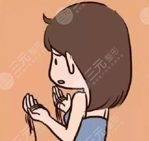 　　頭發(fā)稀少適合的發(fā)型有哪些?發(fā)量對(duì)于發(fā)型來(lái)說(shuō)也是比較重要的，如果頭發(fā)比較稀少，很多發(fā)型是做不出的效果，選擇發(fā)型方面也是受到局限性限制，從發(fā)型設(shè)計(jì)角度來(lái)說(shuō)頭發(fā)稀少，可以通過(guò)發(fā)型的層次結(jié)構(gòu)卷曲程度來(lái)調(diào)整使頭發(fā)的發(fā)量，在視覺(jué)上增多，如果發(fā)量特別少，容易貼頭皮，愛(ài)出油，給人的感覺(jué)也比較邋遢，扎起頭發(fā)來(lái)顯得特別的少，也不好看，特別羨慕那些發(fā)量比較多的人，其實(shí)可以通過(guò)一些發(fā)型來(lái)修飾。  　　頭發(fā)稀少適合的發(fā)型有哪些?  　　頭發(fā)稀少的人比較適合短發(fā)或者燙發(fā)，因?yàn)轭^發(fā)越長(zhǎng)自身重力越大容易貼上皮，發(fā)量顯得會(huì)比較少，而頭發(fā)短自身重力，發(fā)根的支撐力會(huì)比較好，發(fā)型的蓬松度比較飽滿，燙發(fā)可以增加蓬松感，可以獲得時(shí)髦洋氣的感覺(jué)，增加發(fā)量的視覺(jué)感。  　　許多人都覺(jué)得燙發(fā)之后容易顯老，其實(shí)那是發(fā)型沒(méi)有選對(duì)，如果選擇羊毛卷發(fā)型比較適合頭發(fā)稀疏的人，燙發(fā)顯老大多是燙出厚重堆積的效果，所導(dǎo)致的發(fā)量稀少，只要選好卷型大小，不僅增加飯量，還可以增加空間感上發(fā)型具有動(dòng)感。  　　發(fā)量少發(fā)型的塑造能力就弱，發(fā)型容易貼頭皮，會(huì)讓頭發(fā)顯得稀疏，選擇燙發(fā)也是比較明智的選擇，例如紋理燙方式，可以把頭發(fā)燙出自然的彎曲效果，讓發(fā)型變得蓬松感，提升再染一款適合膚色的發(fā)色不僅時(shí)尚感又有靈動(dòng)感，也可以幫助大家解決發(fā)量少的煩惱，對(duì)于年輕人來(lái)說(shuō)，燙發(fā)不一定非要燙出滿頭的小卷，才屬于燙發(fā)，其實(shí)剪短發(fā)的女生燙的太卷特別的顯老，大家可以參考一下紋理燙，只需要燙出弧度，洗頭發(fā)之后，吹干時(shí)用發(fā)蠟抓出蓬松感激，可既顯得發(fā)亮增多有自然隨意，如果發(fā)量比較稀少的話可以嘗試一下。  　　不喜歡燙發(fā)的人可以選擇短發(fā)，清爽干練，在視覺(jué)上增加發(fā)量，比較流行的眉上，短劉海，頭發(fā)剪短之后自然又蓬松，如果頭發(fā)細(xì)軟，可以使用發(fā)蠟把頭發(fā)抓的蓬松一點(diǎn)，也可以起到很好的顯發(fā)的目的，主要是這種發(fā)型比較顯氣質(zhì)。  　　對(duì)于中青年女生燙發(fā)的卷型也可以稍微明顯一些，比如自然短款卷發(fā)搭配時(shí)尚的發(fā)色，既洋氣又濕毛，也可以增加發(fā)量，不會(huì)顯得發(fā)量比較少，短發(fā)燙卷比較適合頭發(fā)稀少的人，對(duì)于不喜歡太卷的女生來(lái)說(shuō)，也可以調(diào)整層次的結(jié)構(gòu)方式，燙一些中大卷波浪卷發(fā)效果也是不錯(cuò)的或者針對(duì)發(fā)根進(jìn)行摩根燙，讓頭發(fā)看起來(lái)比較蓬松，發(fā)量就會(huì)顯得比較多，打造成熟女性韻味，展現(xiàn)的也是淋漓盡致。  　　對(duì)于老年人來(lái)說(shuō)頭發(fā)發(fā)量少肯定會(huì)選擇燙發(fā)，老年人比較忌諱的是貼頭皮的發(fā)型，所以選擇發(fā)型時(shí)要以蓬松為主，燙發(fā)不僅可以增加發(fā)量，還可以提升老年人的精氣，神打理好會(huì)顯得年輕化卷型大小可以根據(jù)自己的喜好來(lái)決定，小卷顯發(fā)，量大卷隨意自然，只要可以達(dá)到增發(fā)的作用，又好看即可，大卷發(fā)型時(shí)尚感強(qiáng)又自然保持時(shí)間比較短，老人可以選擇燙一些小卷，營(yíng)造飽滿蓬松感，主要是維持的時(shí)間還會(huì)比較長(zhǎng)，比較常見(jiàn)的老年款發(fā)型，洋氣的小卷，既減齡又顯氣質(zhì)。