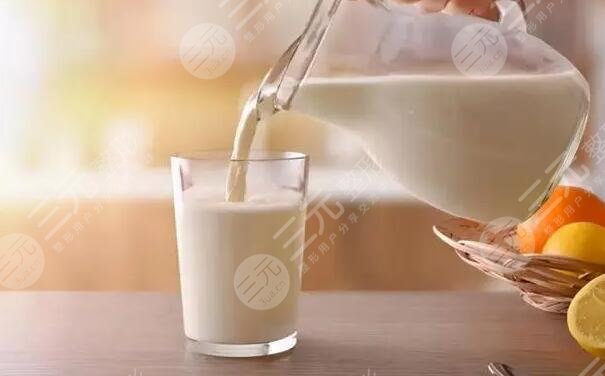 喝牛奶的時候喝咖啡和茶