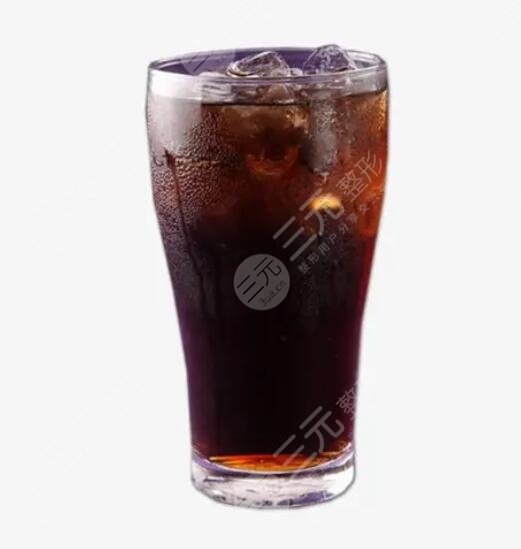 有色蘇打水、可樂等各種碳酸飲料