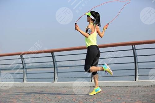 跳繩和跑步哪個對膝?蓋沖擊力小?